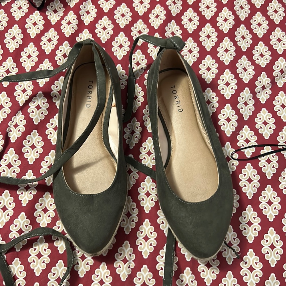 Olive green wrap around flats